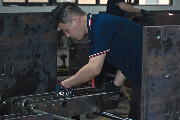 全自動(dòng)糊盒機(jī)糊盒效果號(hào)，密封性強(qiáng)，要保證糊盒機(jī)的使用壽命，在使用糊盒機(jī)也需要對(duì)傳送帶進(jìn)行日常保養(yǎng)？